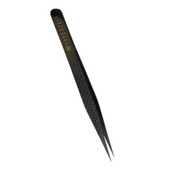 BlackEdge Gerade Pinzette BlackEdge Gerade Pinzette – Das Perfekte Werkzeug für Präzise Wimpernverlängerung Die BlackEdge Gerade Pinzette wurde speziell für Wimpernverlängerungsprofis und Beauty-Experten entwickelt und bietet höchste Präzision und Komfort bei jeder Anwendung. Das gerade Design und das elegante schwarze Finish machen die Pinzette nicht nur zu einem praktischen, sondern auch stilvollen Werkzeug, das die präzise Platzierung und Anwendung selbst der feinsten Wimpern ermöglicht. Warum die BlackEdge Gerade Pinzette? Premium-Qualität: Hergestellt aus hochwertigem, rostfreiem Stahl, der für eine lange Lebensdauer und maximale Haltbarkeit sorgt. Perfekte Präzision: Die geraden, präzisen Spitzen ermöglichen es, selbst feinste Details exakt zu bearbeiten. Ergonomisches Design: Die Pinzette liegt perfekt in der Hand und ermöglicht eine angenehme Anwendung, auch bei längeren Sitzungen. Elegantes Aussehen: Das schlichte, schwarze Design verleiht deinem Arbeitsbereich einen stilvollen Touch. Anwendungsgebiete: Wimpernverlängerung Augenbrauenformung Präzisionsarbeit, wie das Verbinden von Wimpern oder das Herausarbeiten von Details Wie hilft dir die BlackEdge Gerade Pinzette? Mit der BlackEdge Gerade Pinzette erhältst du das perfekte Werkzeug, das dir die präzise und komfortable Arbeit ermöglicht, die du für exzellente Ergebnisse benötigst. Die Pinzette ist sowohl für Anfänger als auch für erfahrene Profis geeignet und erleichtert dir die Arbeit mit maximaler Genauigkeit. Verleih deinem Werkzeugarsenal ein Upgrade mit der BlackEdge Gerade Pinzette und steigere deine Effizienz und deinen Stil!